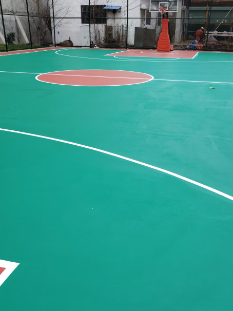 茄子河 球场长期使用易出现地面开裂